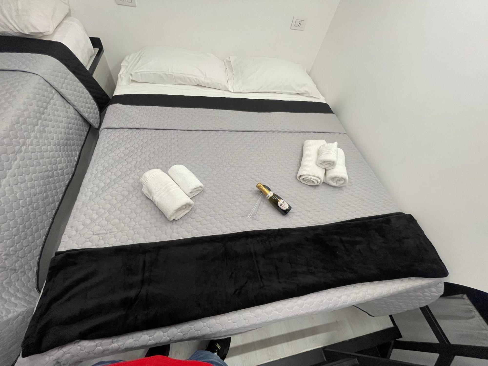 מלון Lux House Naples Airport מראה חיצוני תמונה