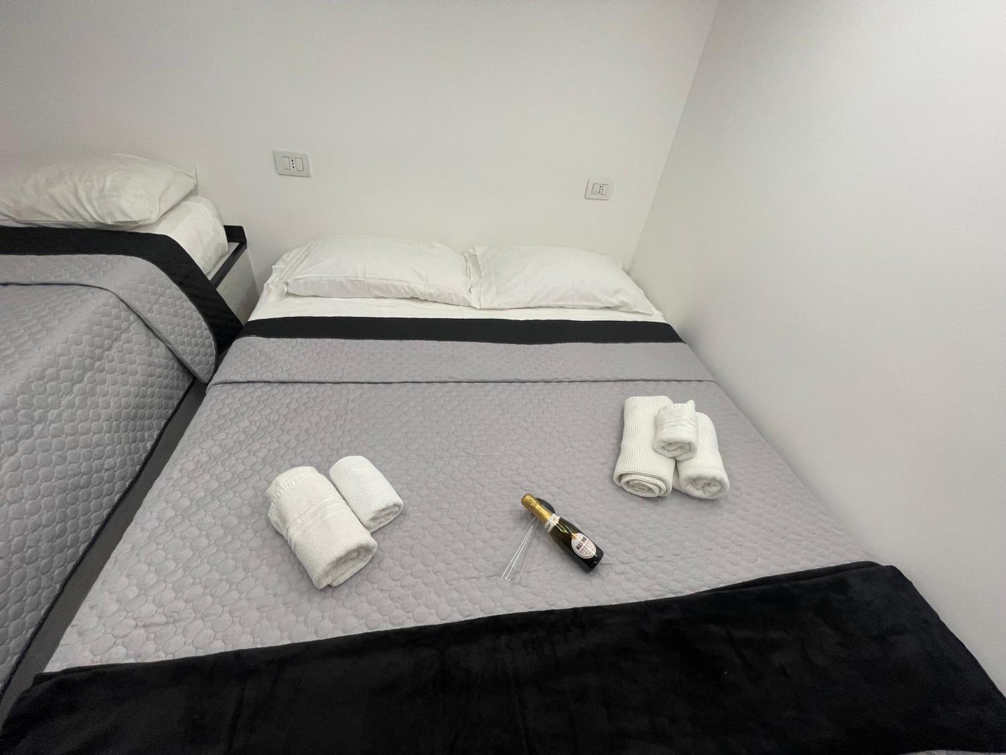 מלון Lux House Naples Airport מראה חיצוני תמונה