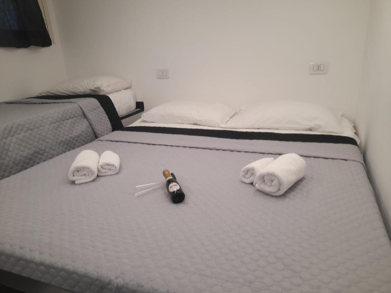 מלון Lux House Naples Airport מראה חיצוני תמונה