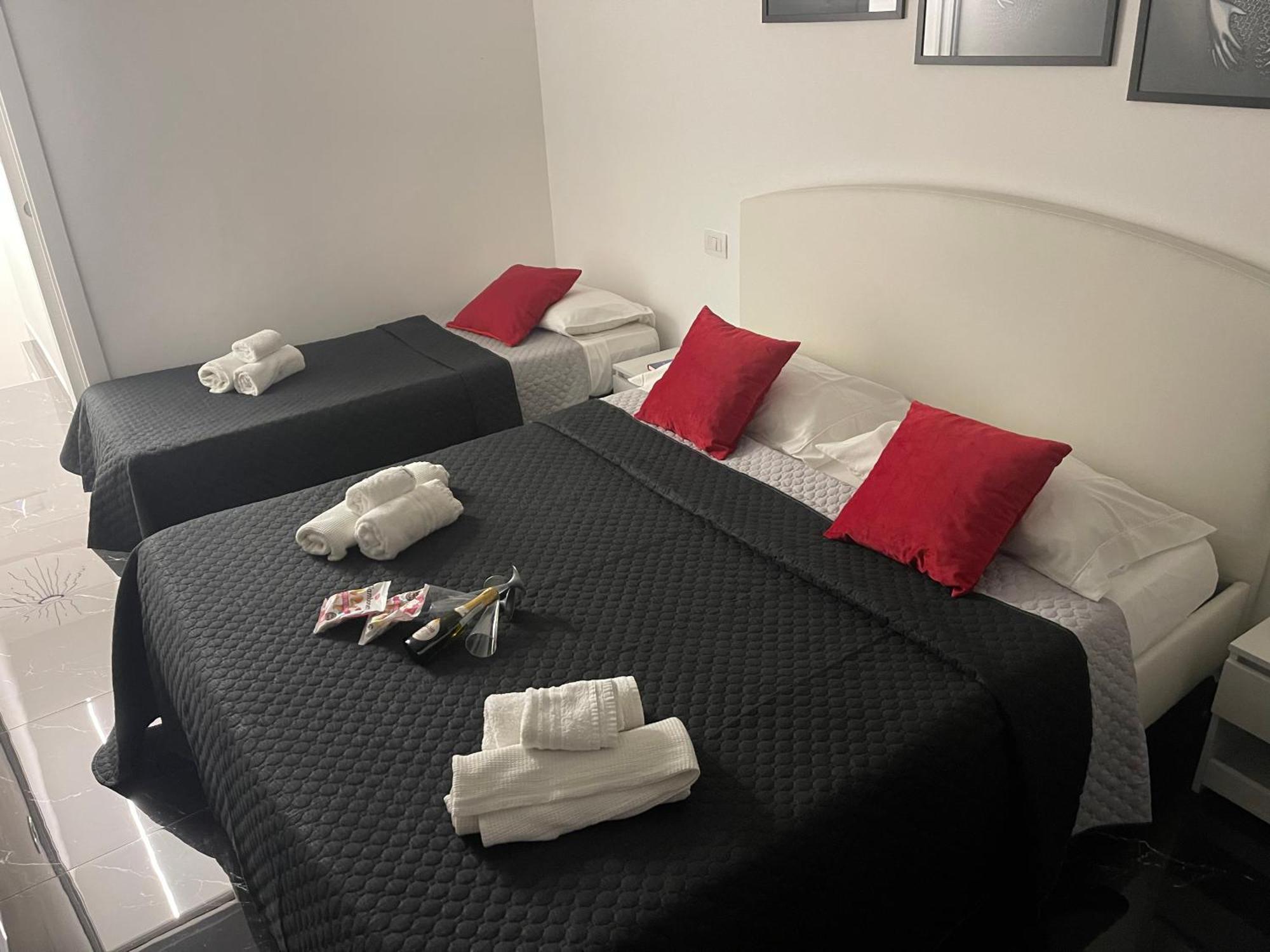 מלון Lux House Naples Airport מראה חיצוני תמונה